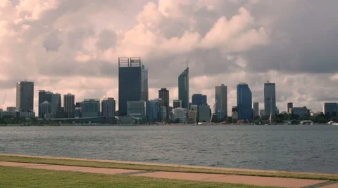Jogger Perth Skyline
