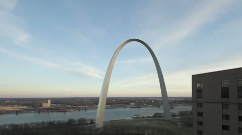 4K Time Lapse Gateway Arch St. Louis Zoom In Aerial View