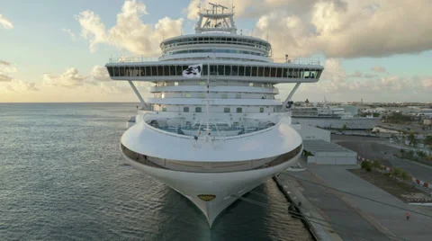 Time Lapse Cruiseship Leaving Harbor Aruba