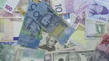4K Time lapse of money piling up